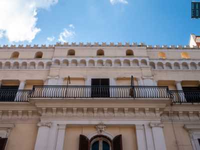 Il coronamento a �merli ghibellini� del piano attico conferisce all�edificio l�aspetto di un fortilizio medievale